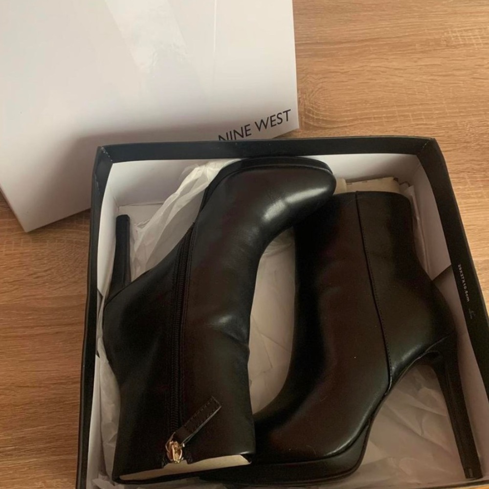 Nine West, never worn in perfect condition leather Quanette Platform Booties.